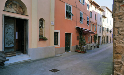 Oratorio di San Bernardo e carruggio di entrata al borgo