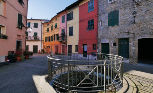 Particolare di piazza Brosini con i resti del pozzo