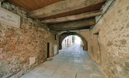Vaulted stretch of via del Campo