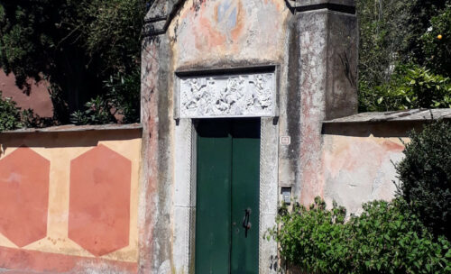 Portale di ingresso della villa Tagliacarne - Massola