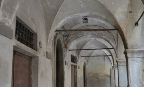 Pontremoli portico near the Belmesseri Institute