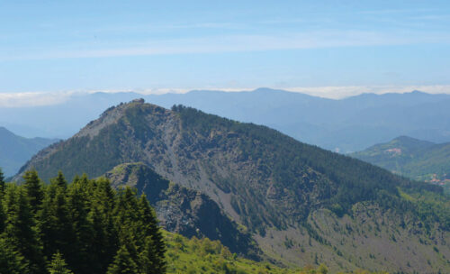 Monte Castellaro e dietro il monte Dragnone